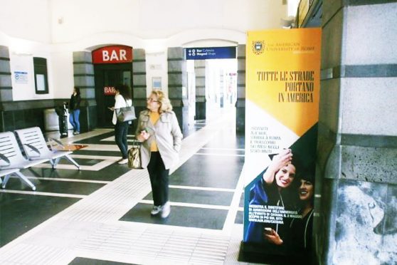 europemedia_comunicazione_nelle_grandi_stazioni_american_university_of_rome_totem_catania