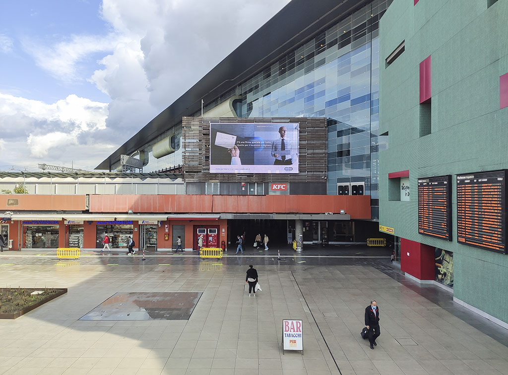 Europe Media Impianti pubblicitari maxi led stazione ferroviaria Roma Tiburitna