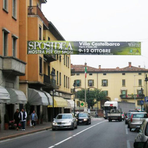 europe media banner striscione pubblicitario attraversamneto pedonale