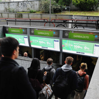 europe media impianti pubblicitari accessi metro milano adv etoro
